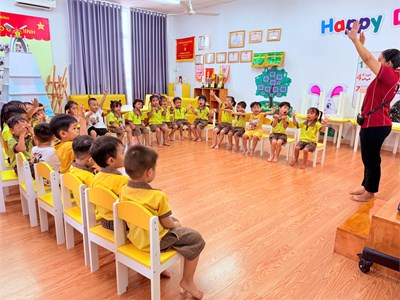 Các bé lớp Mầm 1 trong giờ học Anh văn